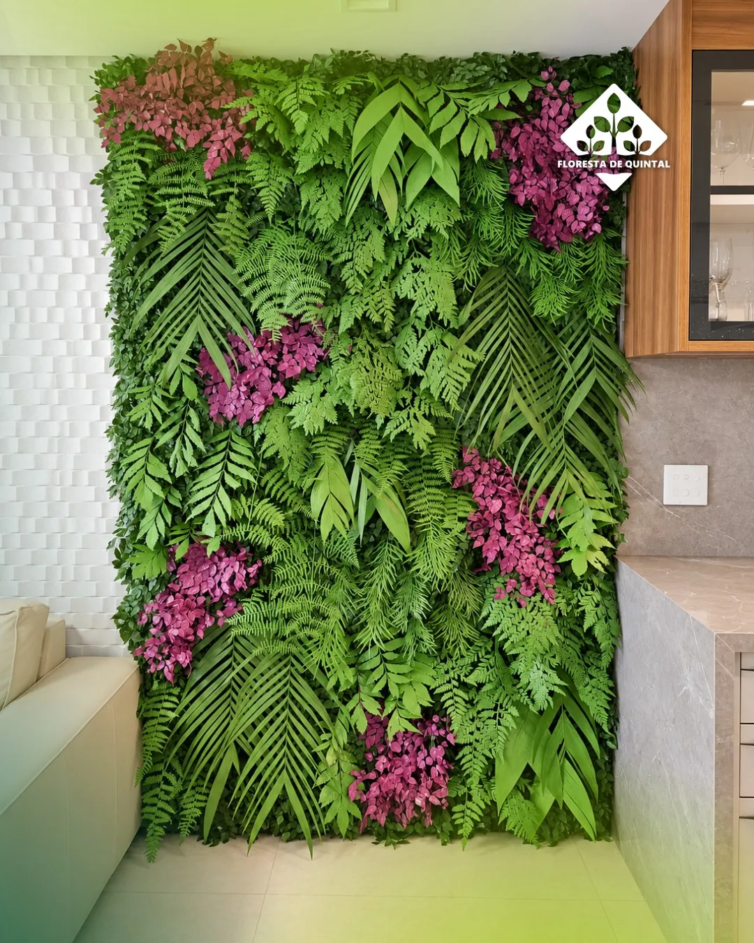 Jardim vertical com flores rosa na sala